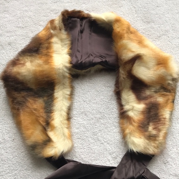 🦋4/$50🦋 NWOT Faux fur scarf/wrap - Picture 2 of 5
